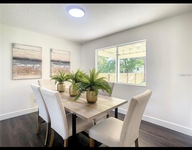 Building Photo - 401 Woodview Dr