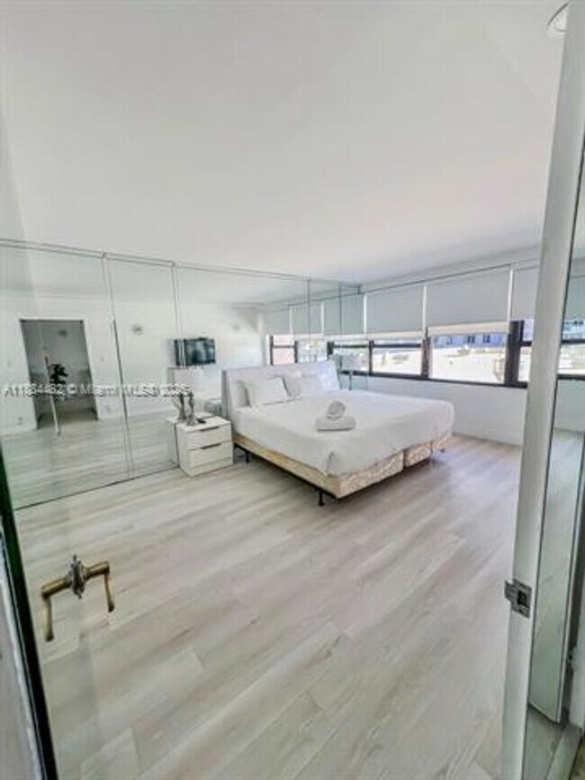 Building Photo - 5225 Collins Ave