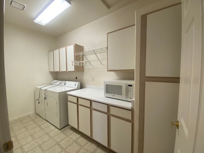 Building Photo - 2975 Bluegrass Ln