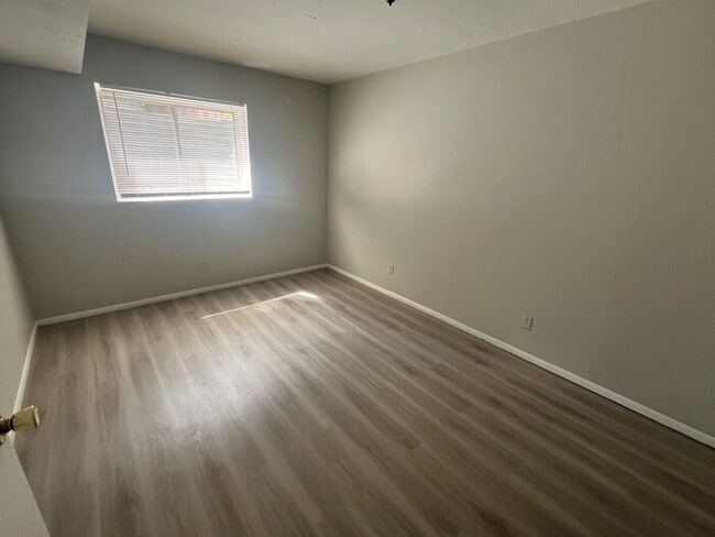 Building Photo - Remodeled 4 Bedroom Townhome!