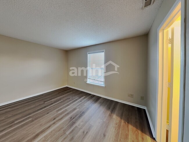 Building Photo - 10812 Parker Dr