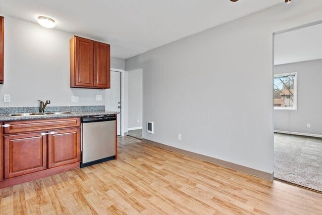 Building Photo - 2 bedroom 1 bath with washer/dryer include...