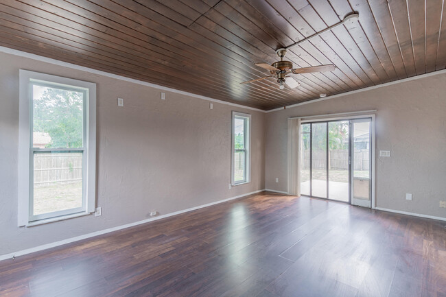 Building Photo - 602 SE Ridgely Ave