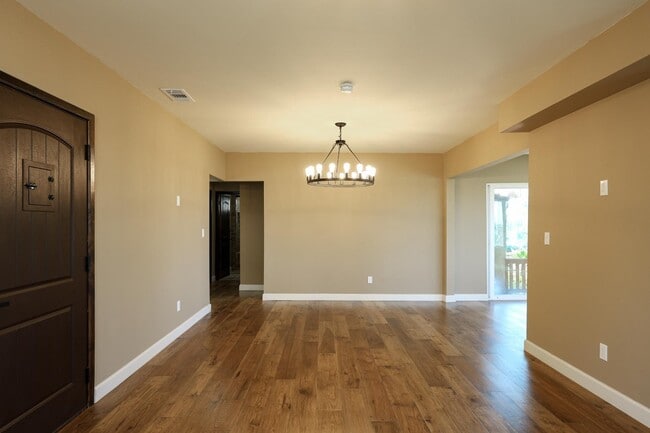 Building Photo - 4960 Vista Pl
