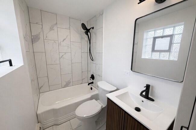 Building Photo - 933 College Ave