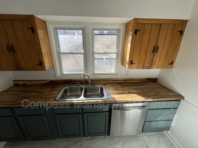 Building Photo - 2911 Davis St SE