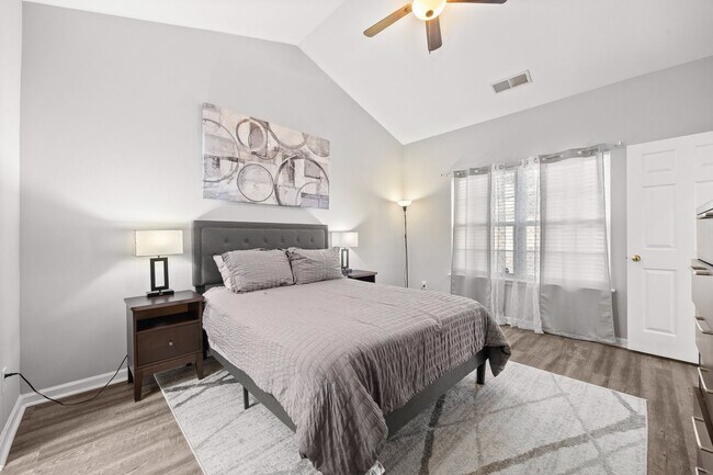 Building Photo - This immaculate 3-bed, 2.5 bath townhome in the Olde Stone Crossing community with the primary be...