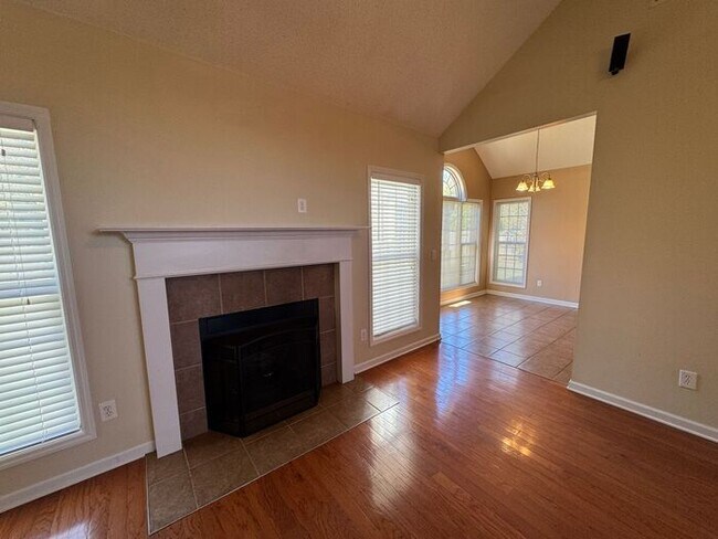 Building Photo - Prime Location and Fenced Yard