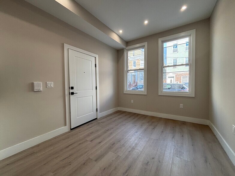 Building Photo - 130 Elm St