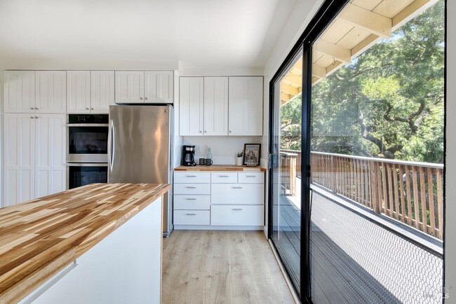 Building Photo - 76 Oak Springs Dr