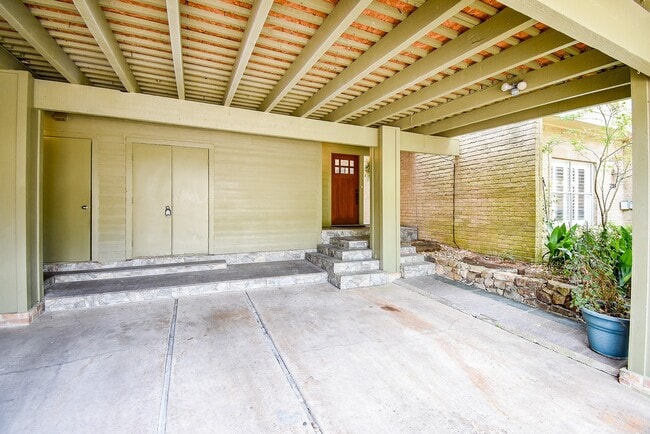 Building Photo - 201 Vanderpool Ln