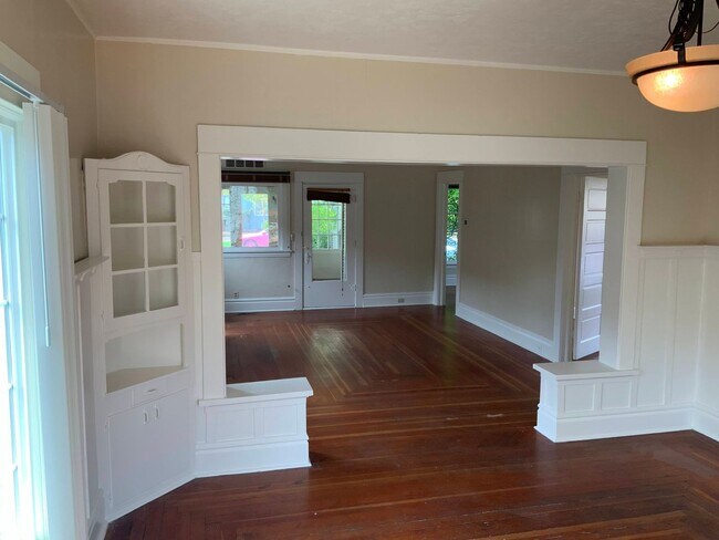 Building Photo - 2 Bedroom Unit in Triplex Near Downtown and Campus