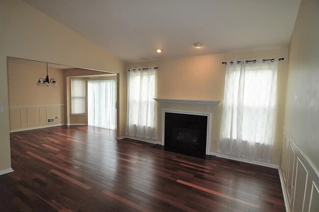 Building Photo - 6561 Robin Ct