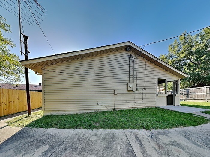 Building Photo - 2515 Wanda Dr