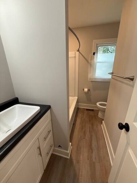 Hall bath - 2617 Carew St