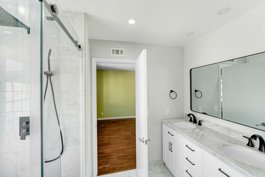 main Bathroom - 2971 Plaza del Amo