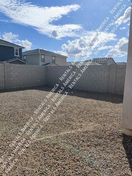 Building Photo - 36033 W San Clemente Ave