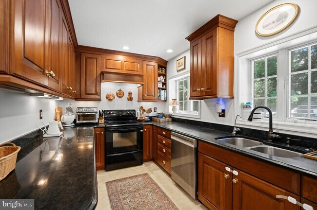 Building Photo - 5201 Brookeway Dr