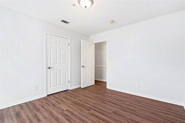 Building Photo - 1240 Lynchburg Ct