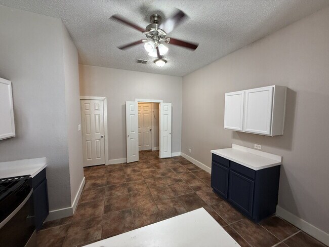 Building Photo - 1100 Alexandria Dr