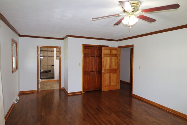 Building Photo - 204 Weil Ln