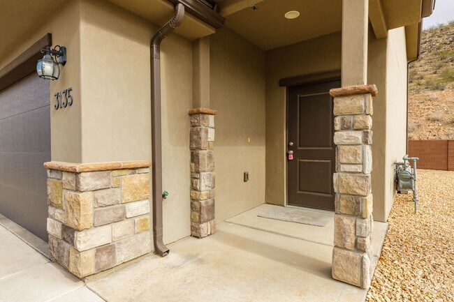 Building Photo - 3 bed | 2.5 bath | 2-car Townhome with Was...