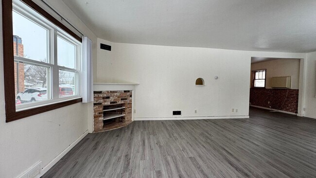 Building Photo - 3 bedroom, 2 bath Single Family house