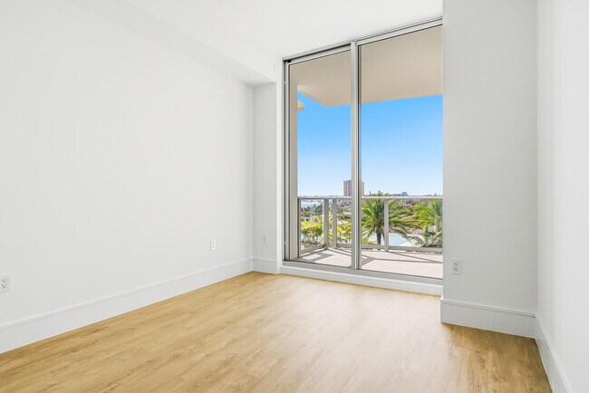 Building Photo - 220 Lake Shore Dr