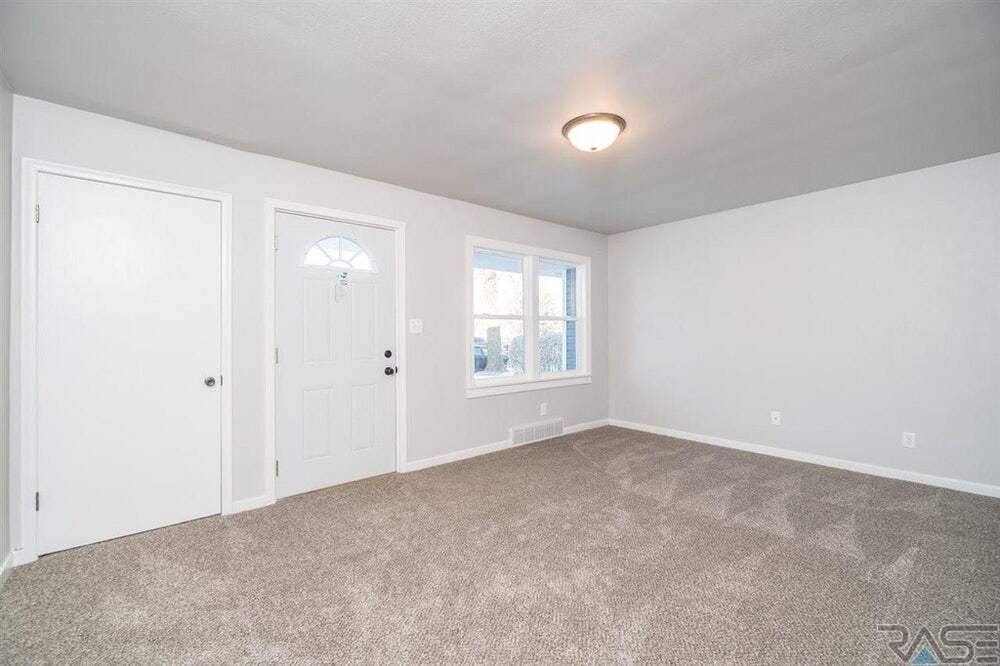 Living room - 2700 S Summit Ave