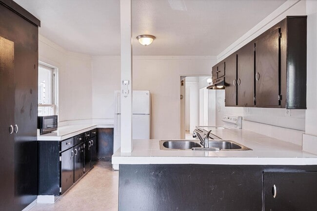 Building Photo - Charming 1-bdrm/1-bath in 1900s Victorian triplex—Prime location, shared laundry & yard