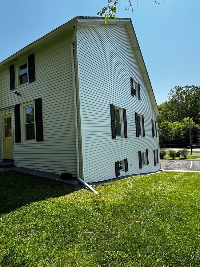 Building Photo - Newly remodeled 3+ bedroom