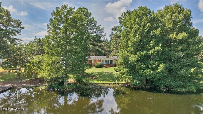 Building Photo - 60 Pine Lake Dr