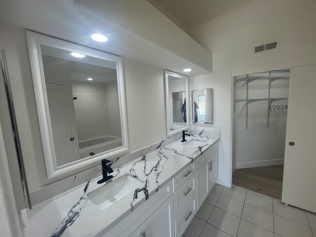 Building Photo - 7911 E Horizon View Dr