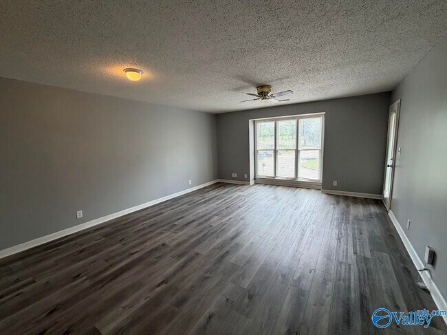Building Photo - 4947 7 Pine Cir