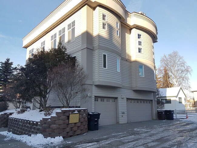 Building Photo - 1311 W 7th Ave