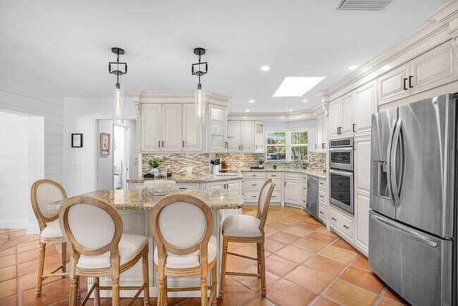 Building Photo - 18 Bristol Ln