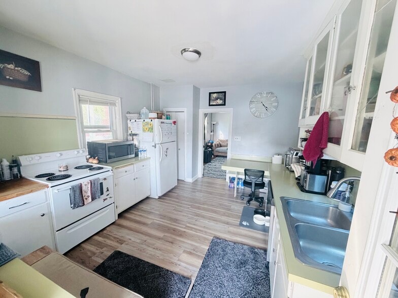 Awesome Kitchen with family sized booth! - 4840 Horseshoe Pike