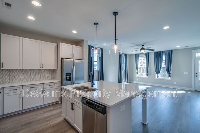 Building Photo - 2061 Oakwood Avenue