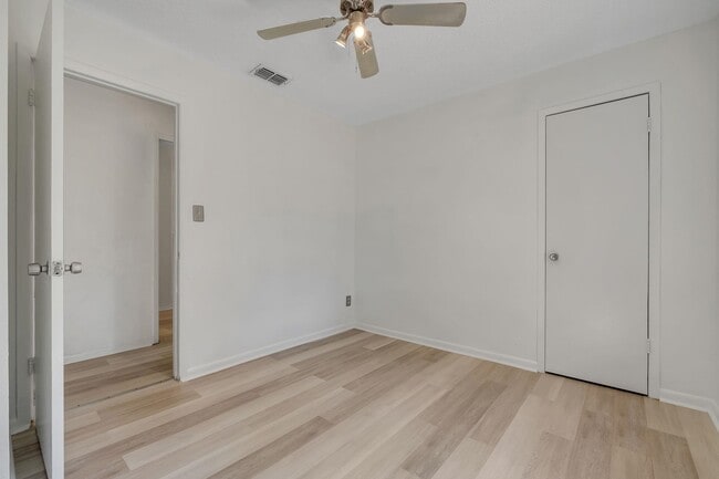 Building Photo - 3421 Sunnyside Dr