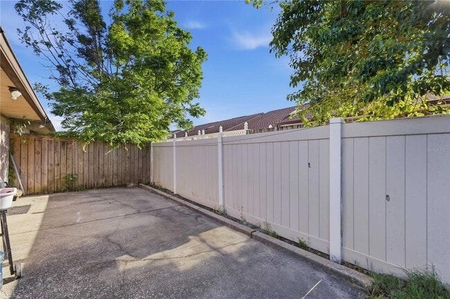 Building Photo - 7818 NE 21 Ave