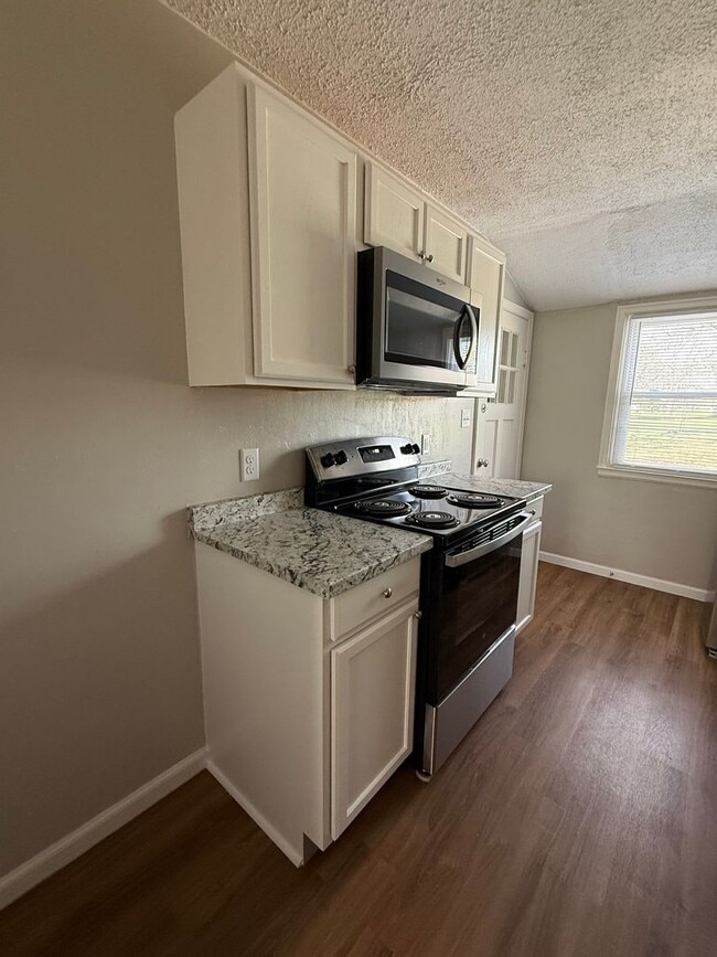 Building Photo - Beautiful renovated duplex in Edgewood!