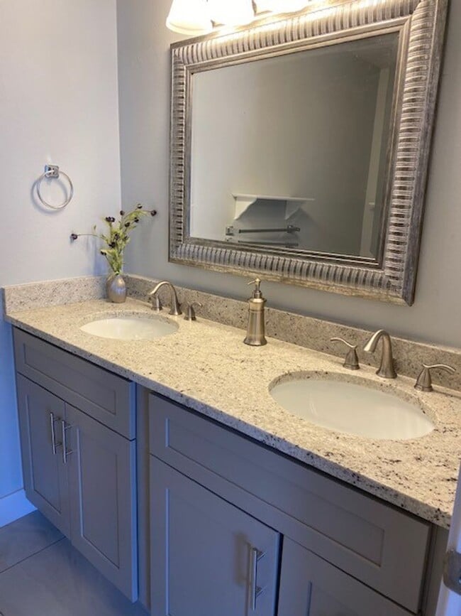 Building Photo - Beautifully Remodeled 3 bedroom Townhome in the Pinery.