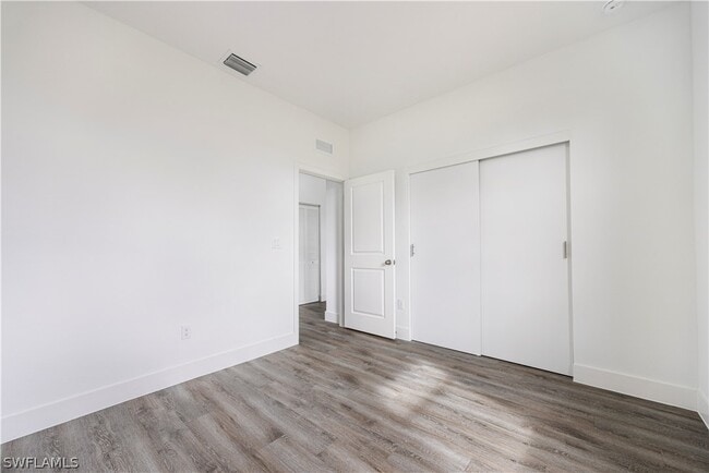 Building Photo - 1217 Cellini St E