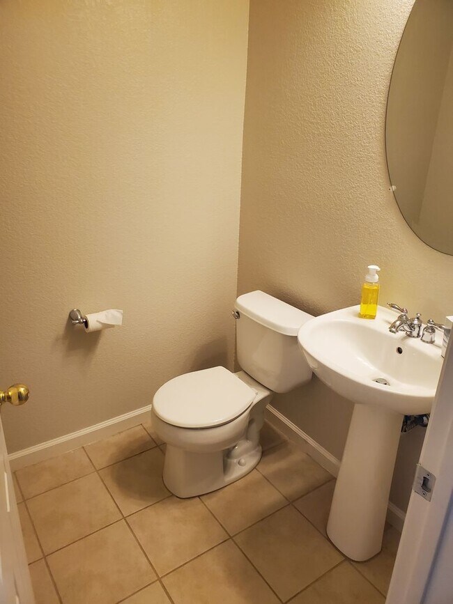 Building Photo - 4 Bedrooms in Gated Community