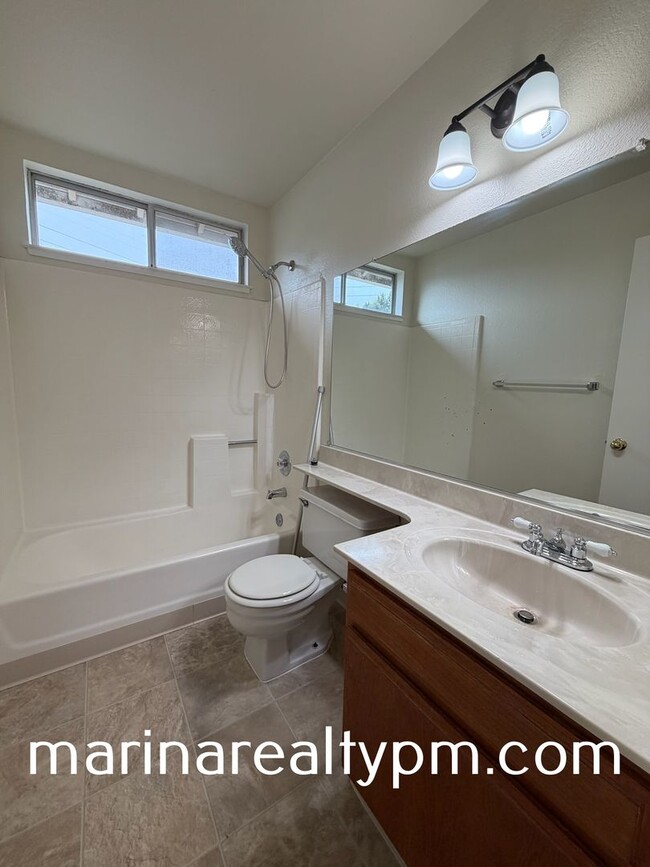 Building Photo - Glen Cove Beauty 3 bed 2.5  bath 2 Story home in established neighborhood