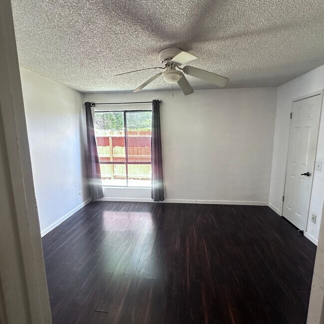 Building Photo - Must See! 2-bedroom, 2-bath single-story c...