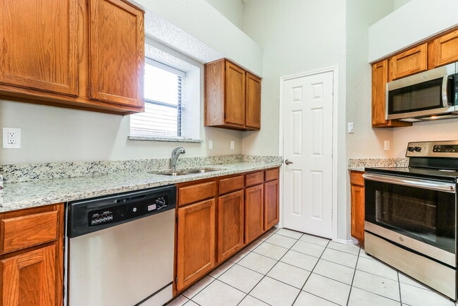 Building Photo - 1366 Chinaberry Dr