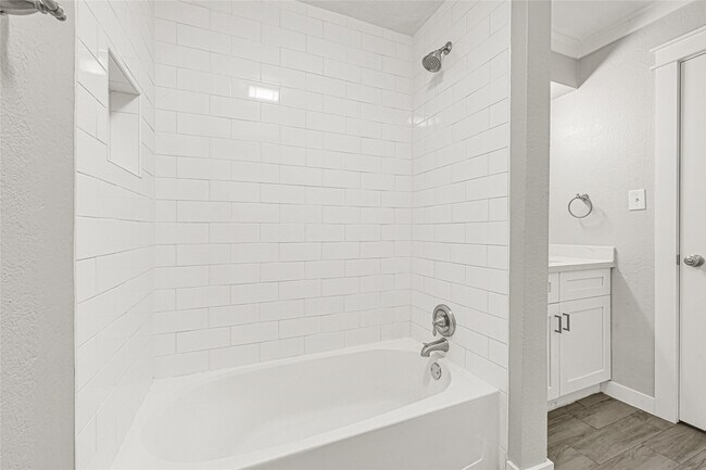 Building Photo - 107 E Willowick Ave