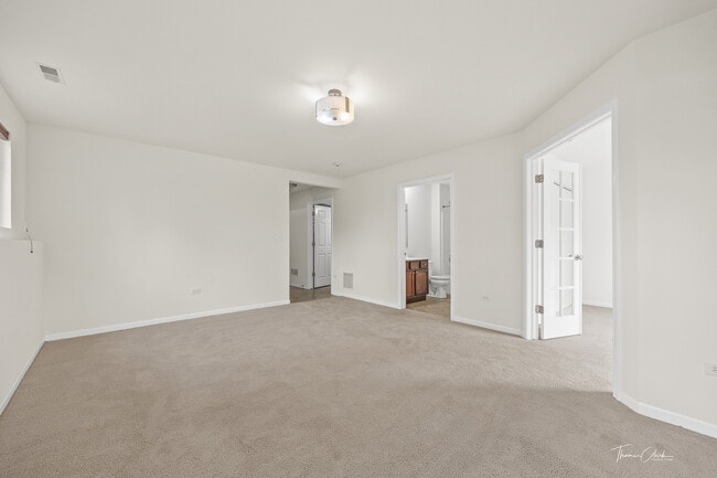 Building Photo - 2528 Dunraven Ave
