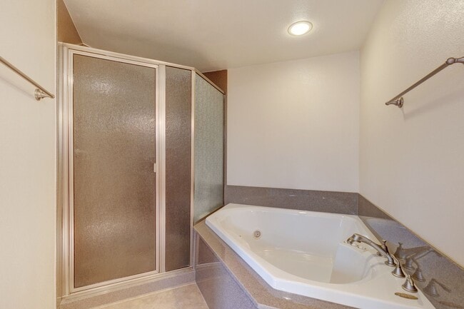 Building Photo - Kirkland Rambler with Amazing Back Yard!